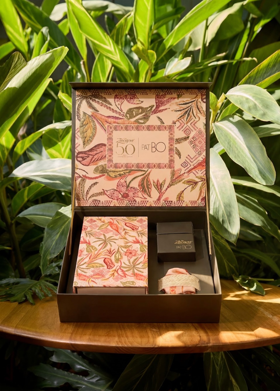 Kit interior with printed box and woven bracelet